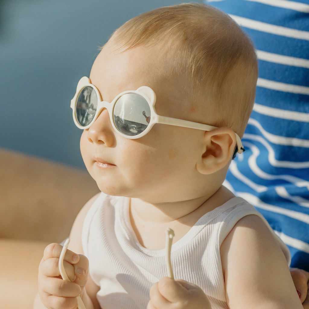 Baby wearing Ki et La Ourson Teddy Bear Sunglasses for Children from 1 - 4 years in white