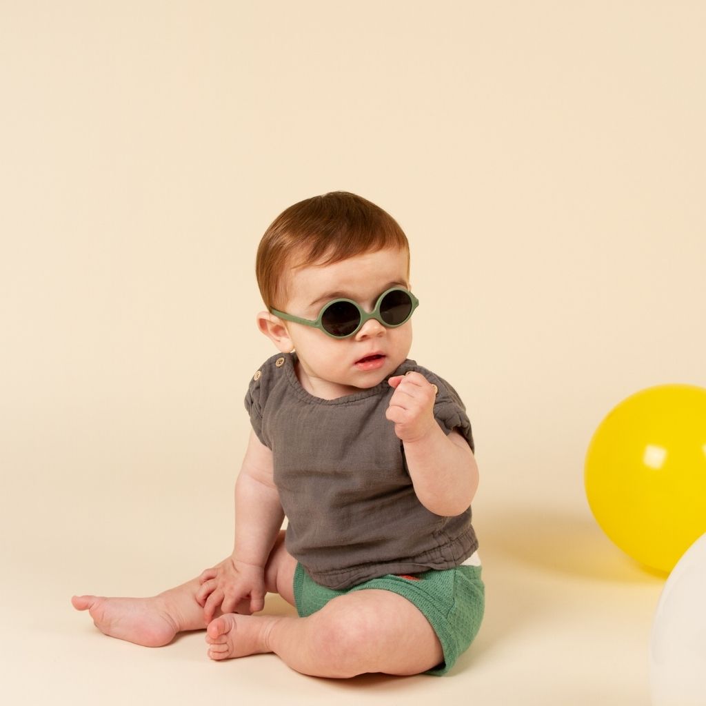 Little boy wearing Ki et La Diabola baby sunglasses in khaki green