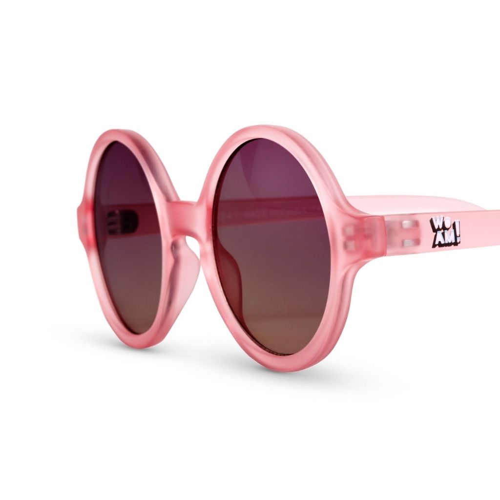 Close up of Ki et La Woam round sunglasses in Strawberry Pink