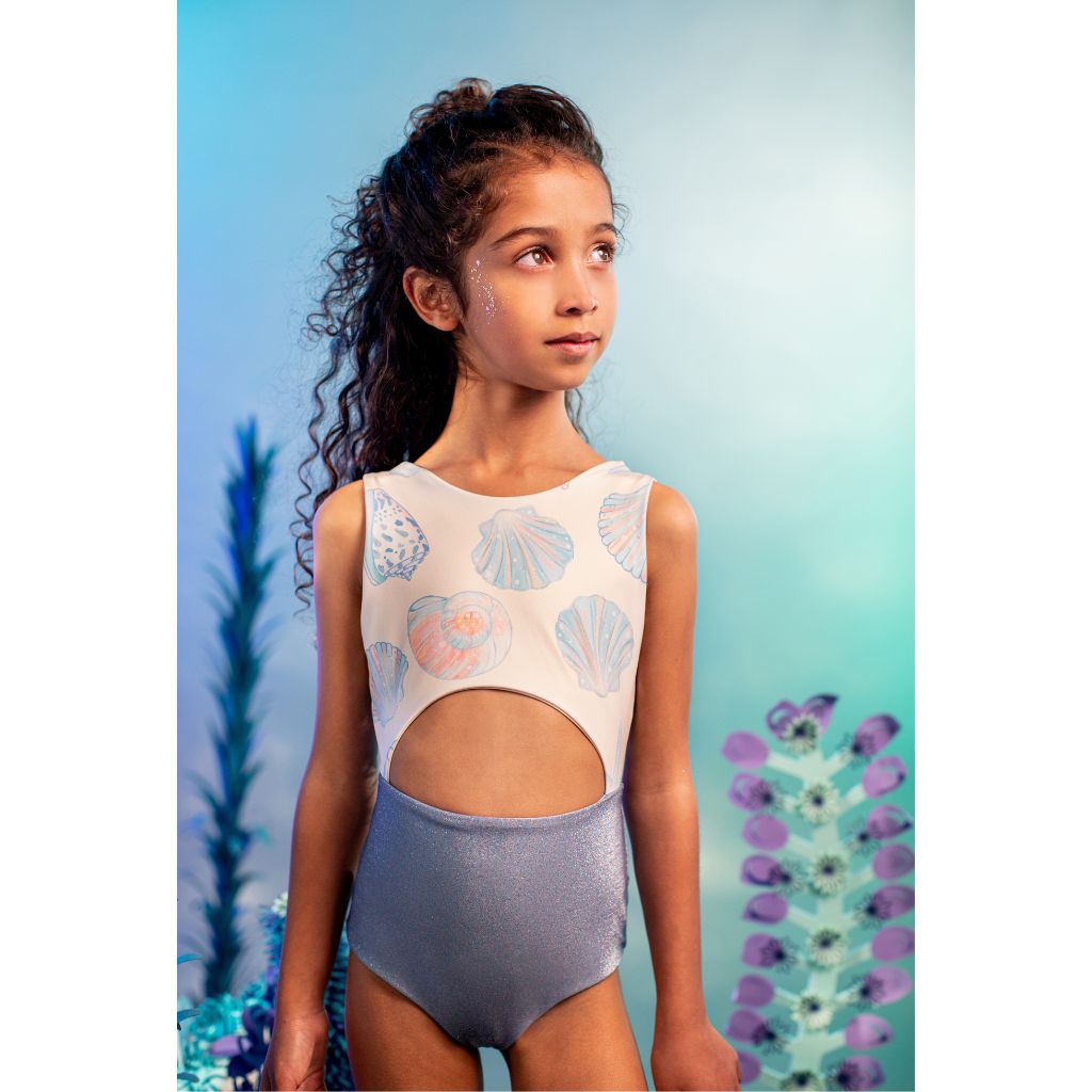 Little girl wearing the Conchas Arena Abi Trikini Swimsuit from the Tornasol Collection from Pepita & Me