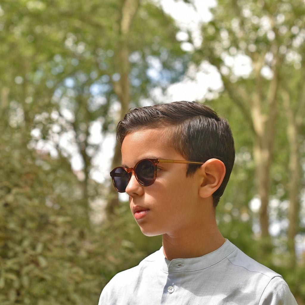 Boy wearing the Fabi tortoiseshell round sunglasses from Maison Juli