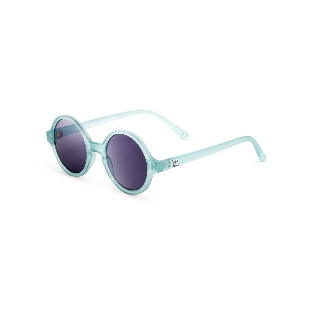 Side view of Ki et La Woam round sunglasses in Blue Sky