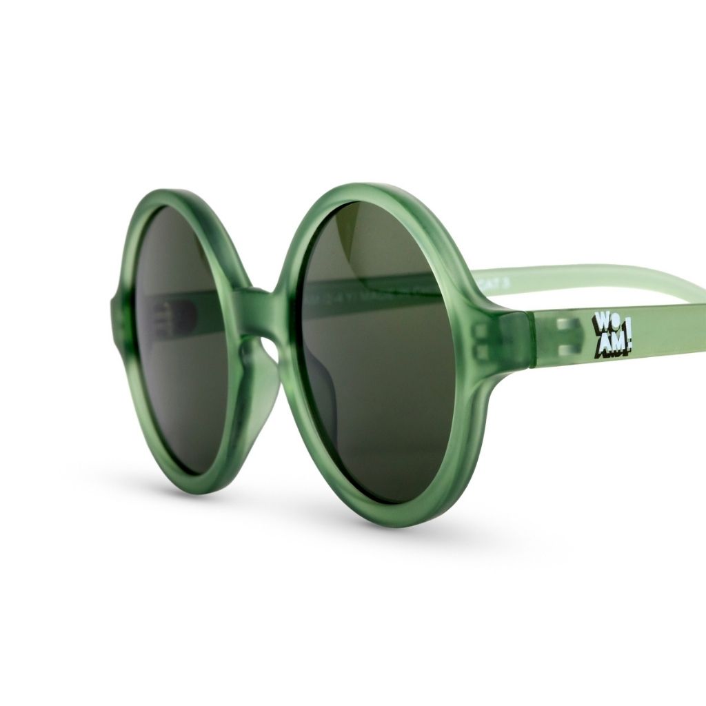 Close up of Ki et La Woam round sunglasses in Bottle Green