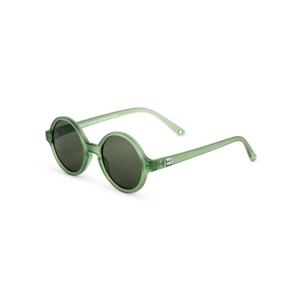 Side view of Ki et La Woam round sunglasses in Bottle Green