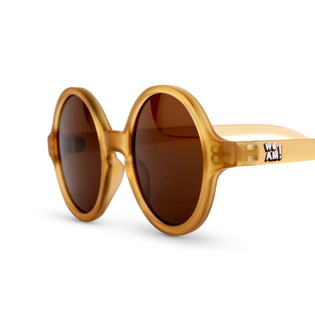 Close up of Ki et La Woam round sunglasses in Brown