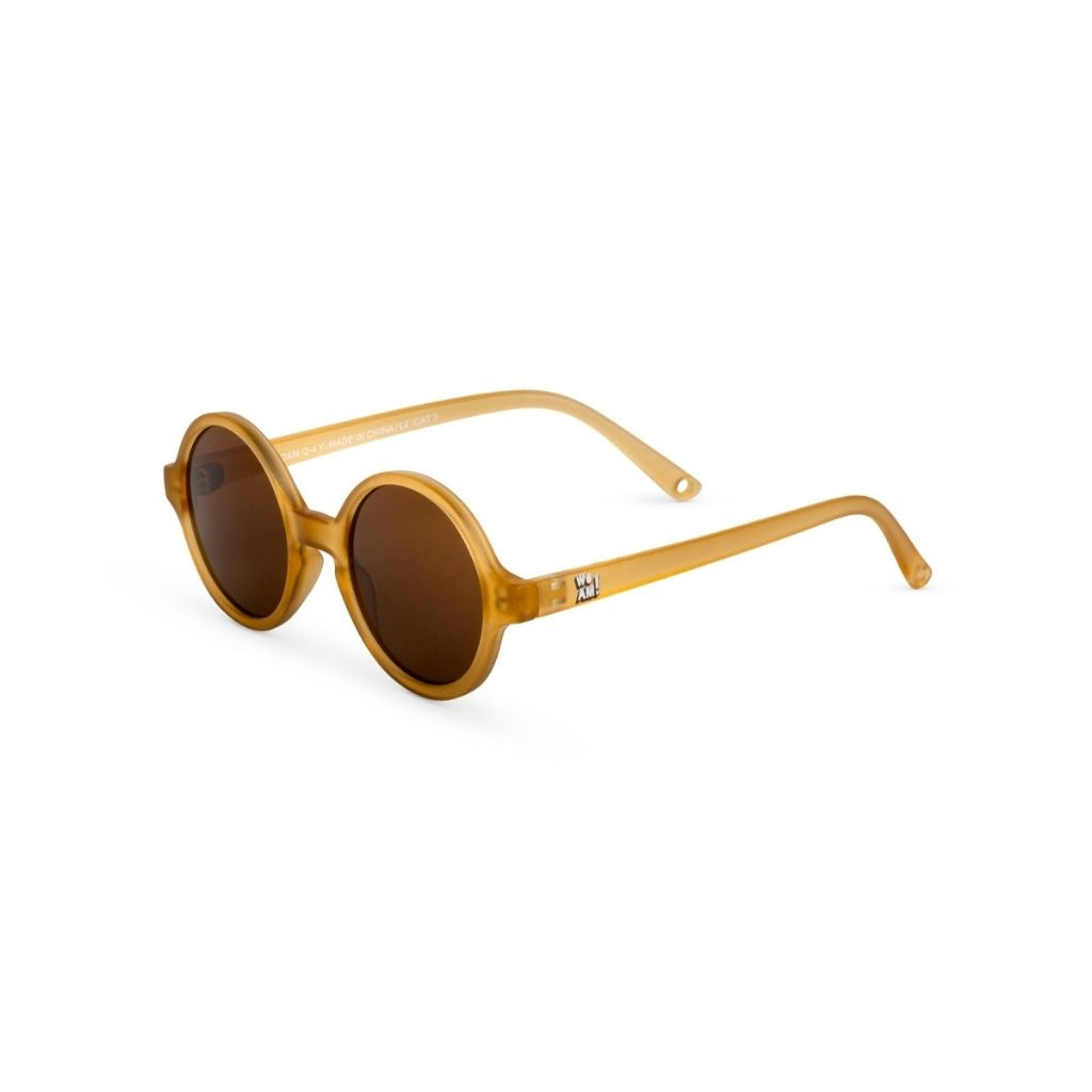 Side view of Ki et La Woam round sunglasses in Brown