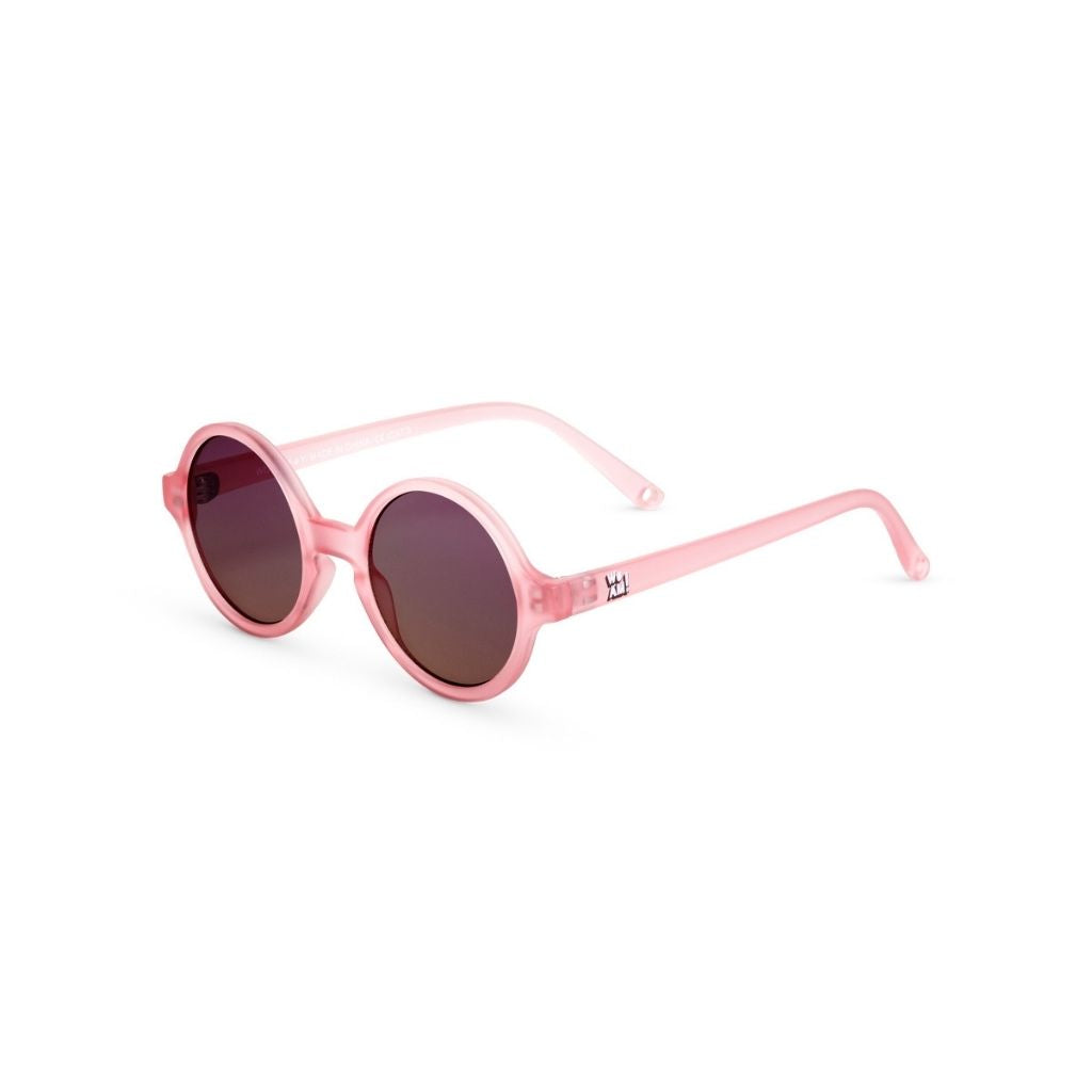 Side view of Ki et La Woam round sunglasses in Strawberry Pink