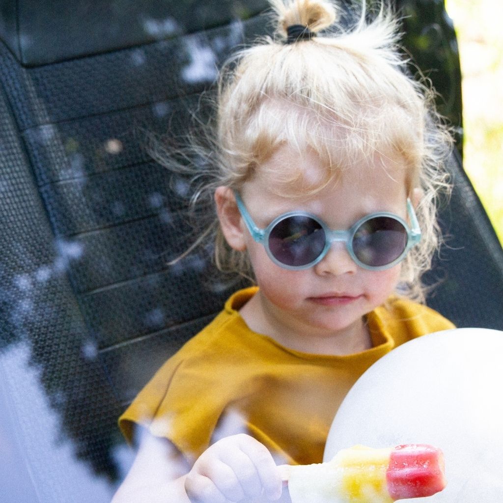 Little girl wearing Ki et La Woam round sunglasses in Blue Sky